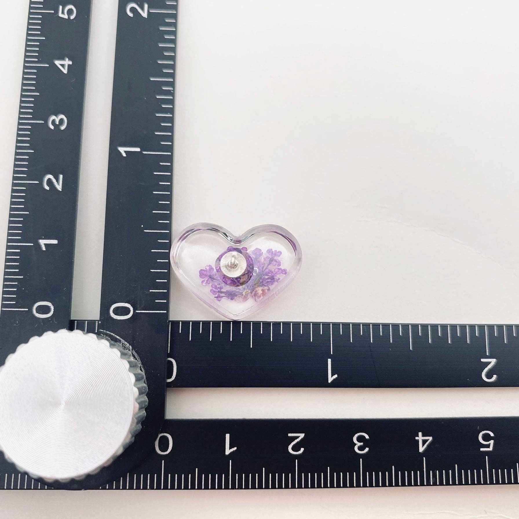 Genuine Pressed Flowers Earrings Resin Heart - Queen Anne's Lace & Daffodil, Purple