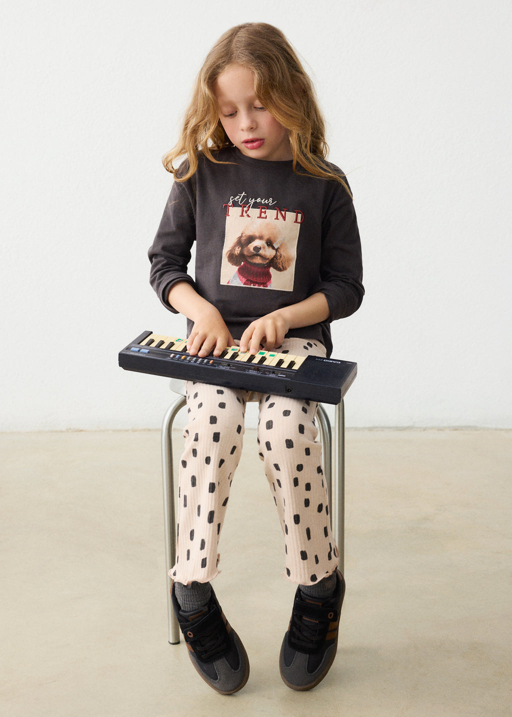 Mayoral 4728 mini girl beige dot print rib knit flare leggings - on model