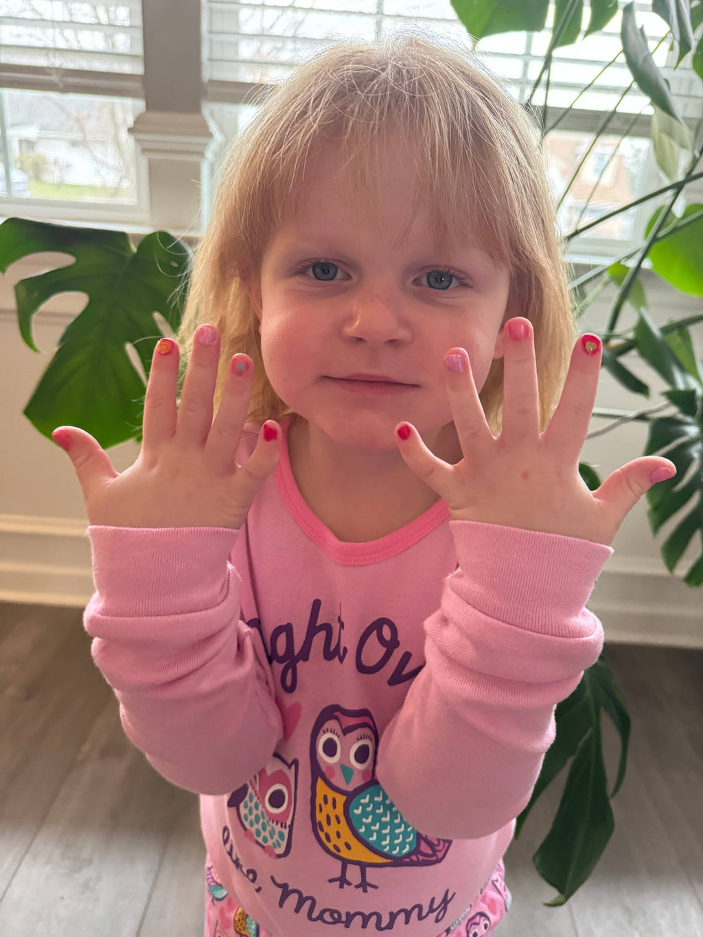 Piggy Paint All That Jazz gift set, girl with painted nails