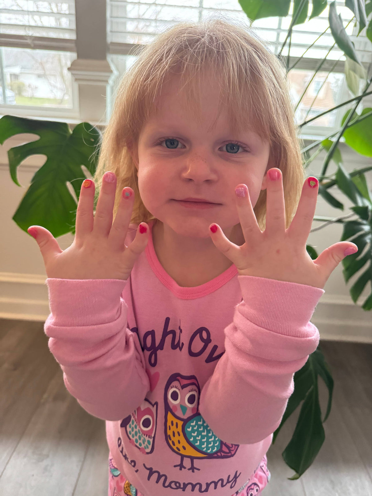 Piggy Paint All That Jazz gift set, girl with painted nails
