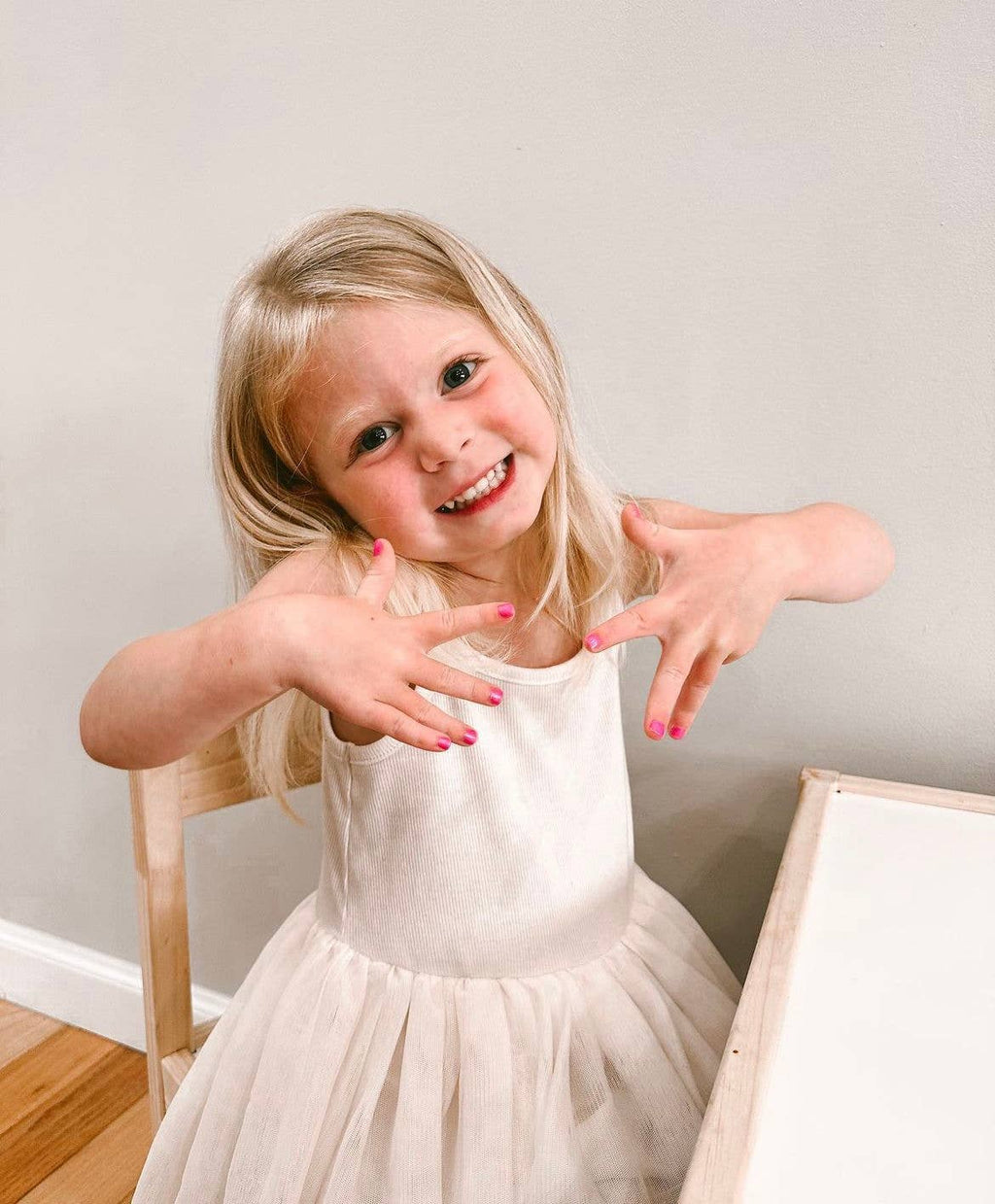 Piggy Paint All That Jazz gift set, girl with painted nails