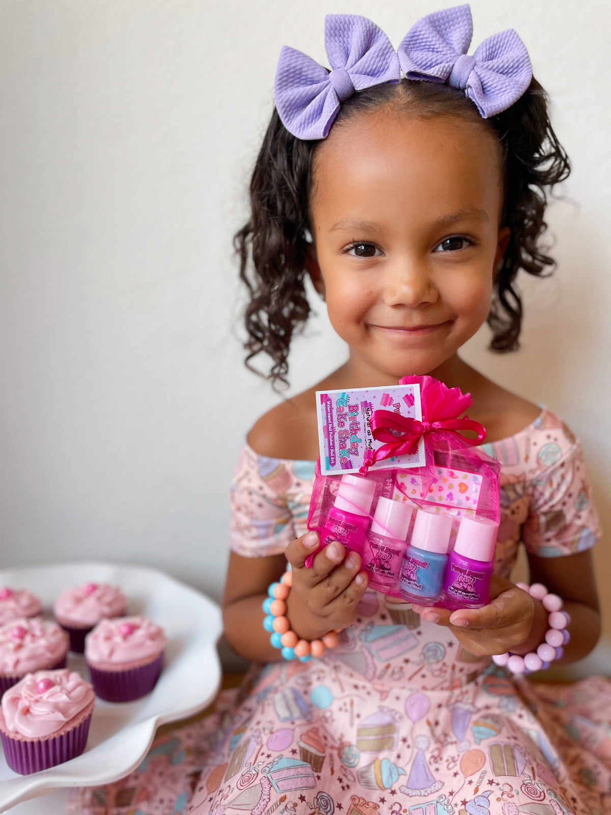 Piggy Paint Birthday Cake Shake gift set, girl with gift set