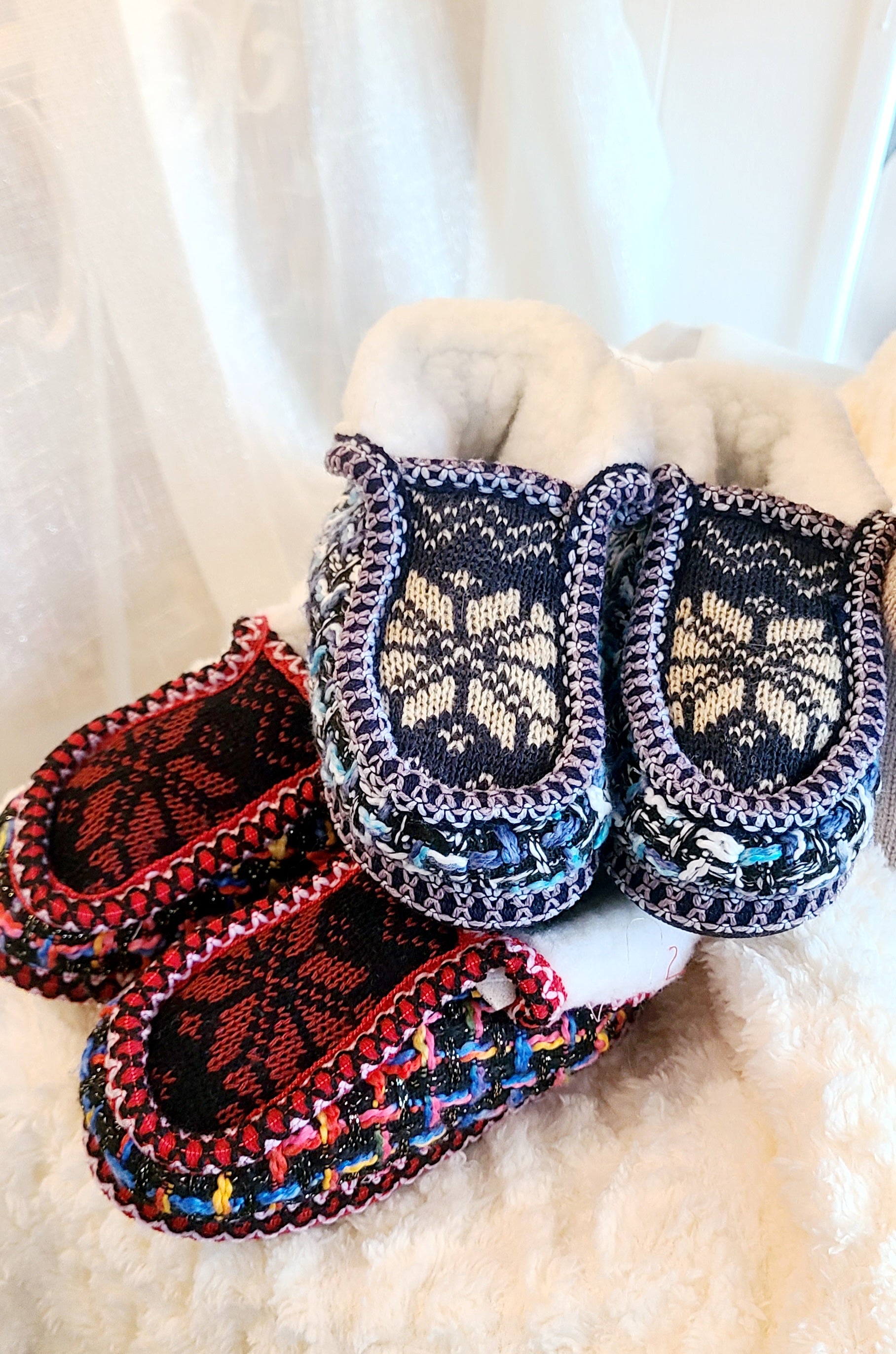 UNISEX Kids Winter Knit Sherpa Fleece Lined Moccasin Booties, Indoor/Outdoor Slippers, Dark Red & Colorful