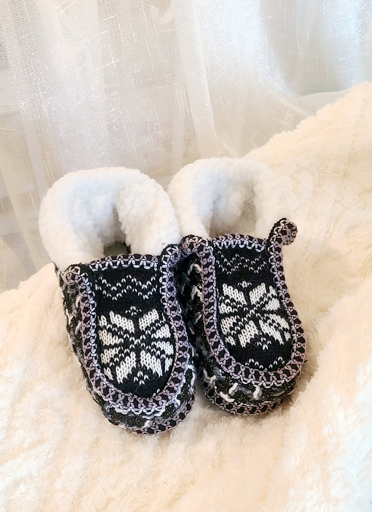 Kids natural and blue knit sherpa moccasin slippers, side view